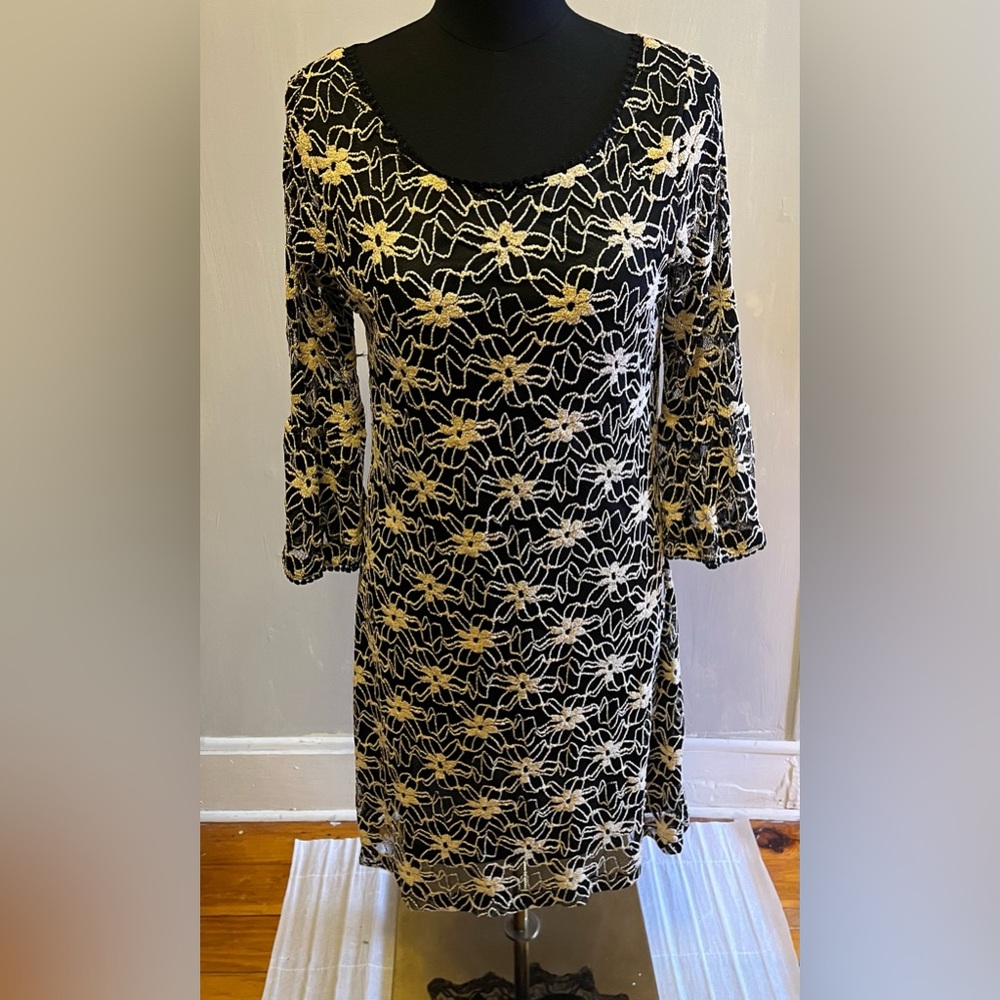 Haani Women’s Black Floral Knit Overlay 3/4 Flare Sleeve Shift Dress Size M